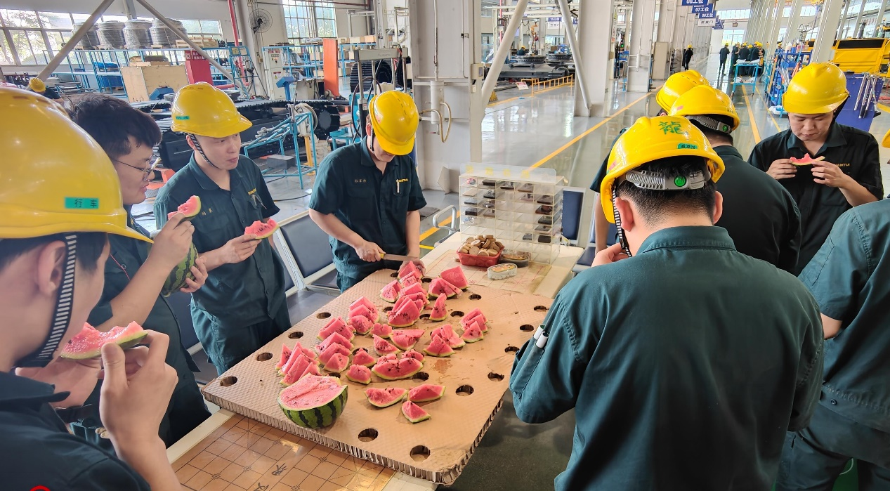 清涼沁人心 關(guān)懷潤一線——山重建機(jī)公司工會(huì)開展“夏送清涼”活動(dòng)